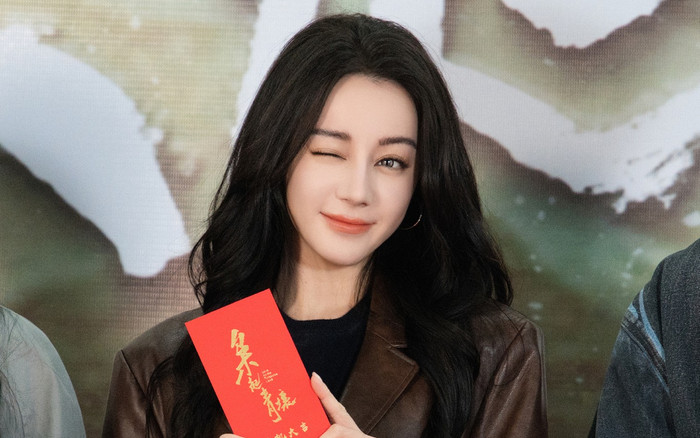 Địch Lệ Nhiệt Ba rạng rỡ bên bạn trai mới, đẹp đôi chẳng kém hồi yêu Dương Dương Ảnh 2