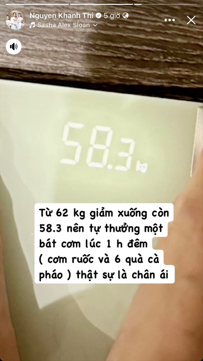 Khánh Thi khoe số cân là 58,3kg và hào hứng đi ăn đêm ngay sau đó. Ảnh: FBNV