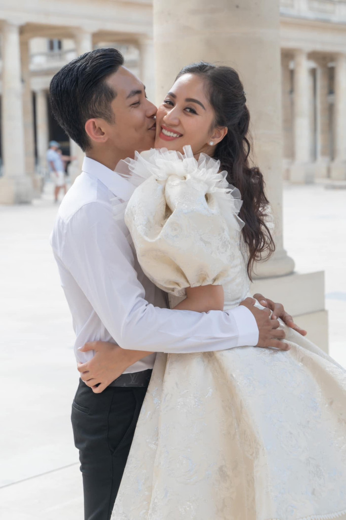 Khánh Thi và Phan Hiển đã tổ chức đám cưới vào cuối năm 2022, sau hơn một thập kỷ chung sống. Cặp vợ chồng đình đám cùng nhau trải qua những kỷ niệm đáng nhớ trong ngày trọng đại. Ảnh: FBNV