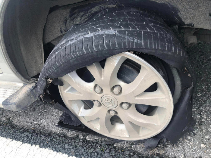 Quách Thành Danh đăng ảnh lốp xe rách nát sau sự cố.