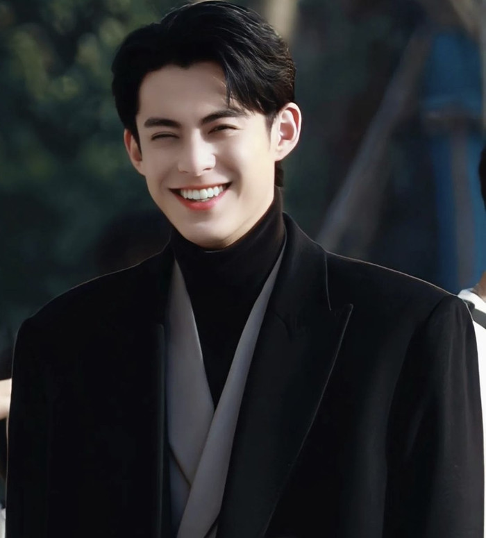 Khá bất ngờ khi Vương Hạc Đệ lại out khỏi top 10, ở nhiều BXH nhan sắc khác, nam thần họ Vương gần như chưa từng trượt khỏi top 5. Anh bắt đầu bật lên nhờ Thương Lan Quyết, lên sóng năm 2022, và kể từ đó đến nay, Vương Hạc Đệ vẫn duy trì được nhiệt lượng khủng của bản thân, có thời điểm độ hot của anh còn vượt trội hơn cả Vương Nhất Bác, Tiêu Chiến. 