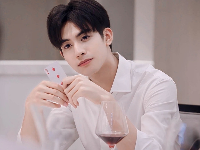 Tống Uy Long, nam diễn viên vẫn luôn được đánh giá là tiểu sinh đẹp trai nhất lứa 95 đứng thứ 5 trong danh sách. 