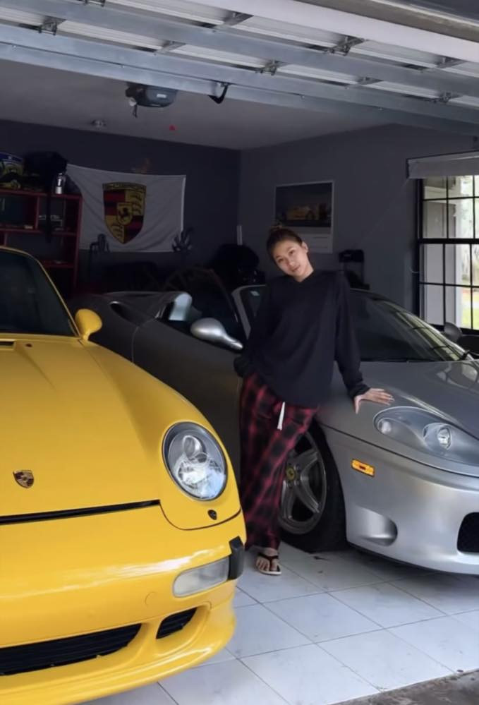 Phạm Như Phương tạo dáng cùng Porsche 993 và Ferrari 360 Spider.