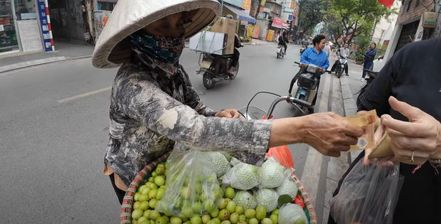Cô bán hàng rong định bán 200.000 đồng cho 1 túi táo bé xíu. (Ảnh cắt từ clip)