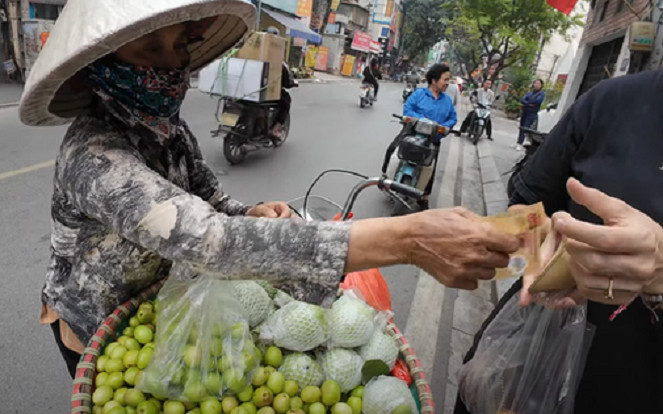 Cô bán hàng rong bị phạt sau phi vụ định 'chặt chém' khách Tây 200.000 đồng cho vài quả táo Ảnh 2