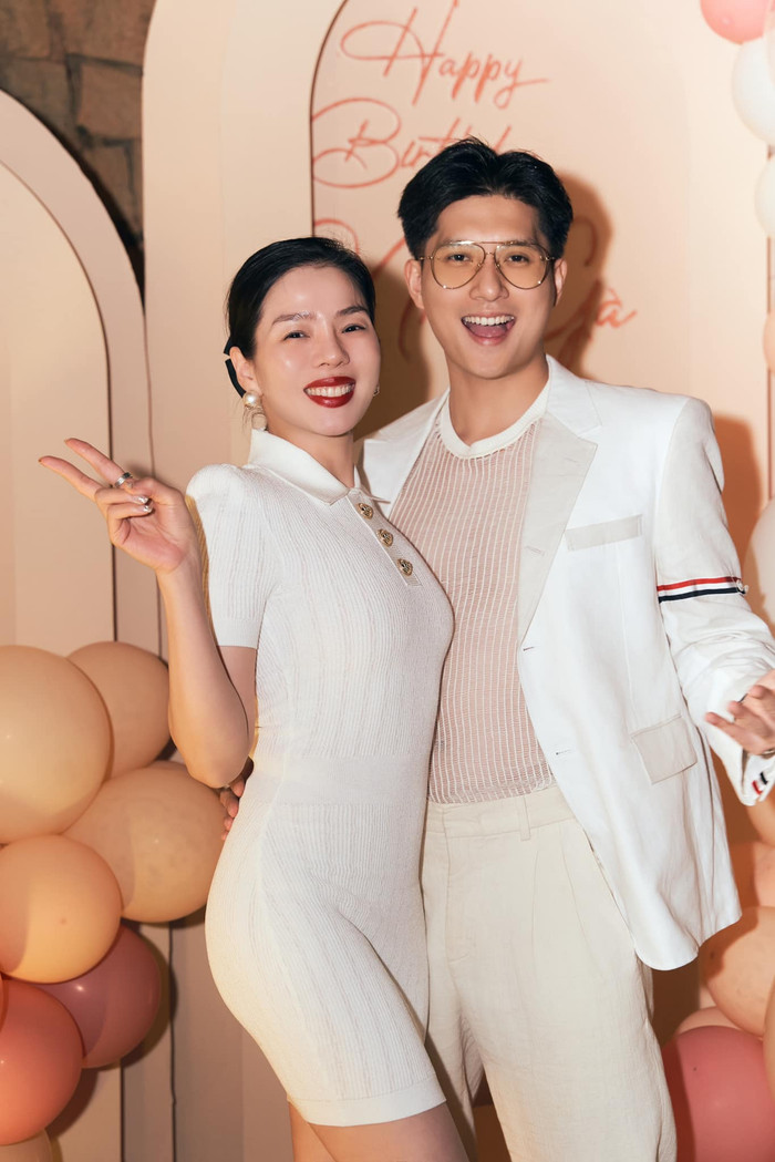 Lệ Quyên ngày càng trẻ trung, tươi tắn khi hẹn hò với Lâm Bảo Châu. Ảnh: FBNV