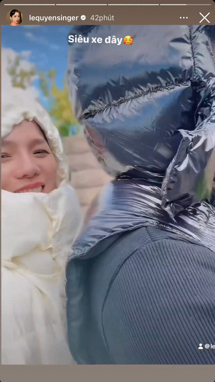 Lệ Quyên cười tươi rói, liên tục kể về những câu chuyện khi ở xứ cờ hoa khi ngồi xe đạp cùng Lâm Bảo Châu. Ảnh: Instagram lequyensinger