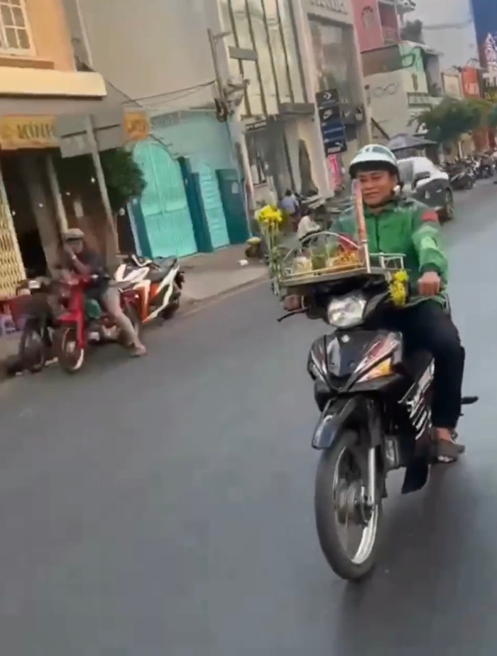 Chuyến xe tâm linh của chàng xe ôm khiến dân Sài Gòn “mắt tròn mắt dẹt” Ảnh 3