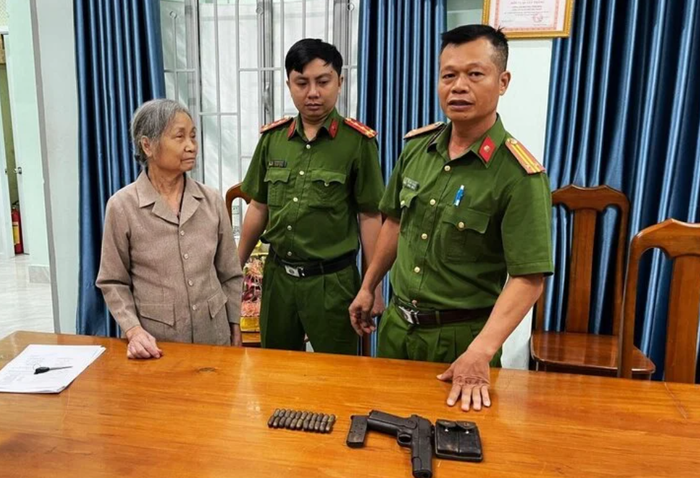 Cụ Nồng mang súng và đạn đến giao nộp cho công an (Ảnh: Công an cung cấp)