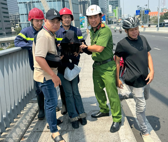 Lực lượng chức năng giải cứu thành công người phụ nữ có ý định nhảy cầu tự tử