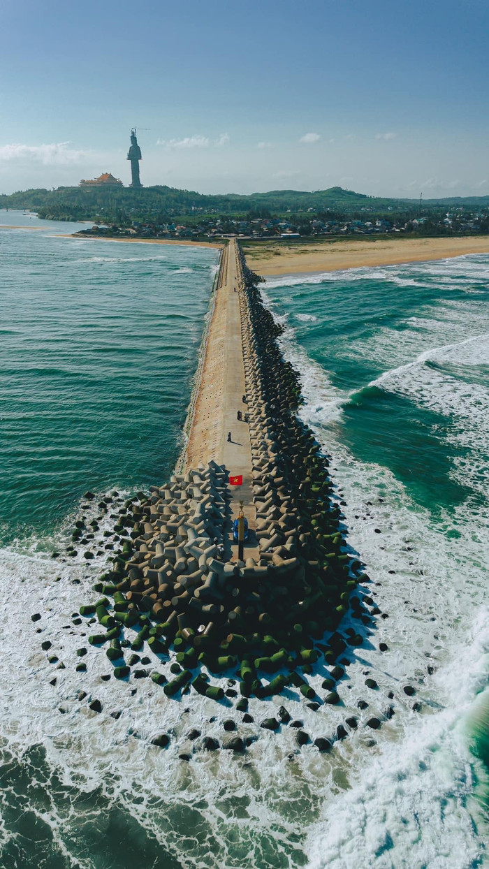 Địa điểm này còn có view nhìn về hướng chùa Minh Đức, một ngôi chùa có tượng Phật Bà Quan Âm lớn nhất Đông Nam Á khi hoàn thành ( với độ cao 125m ) và cây cầu Cổ Luỹ xinh đẹp. Ảnh: Minh Lê