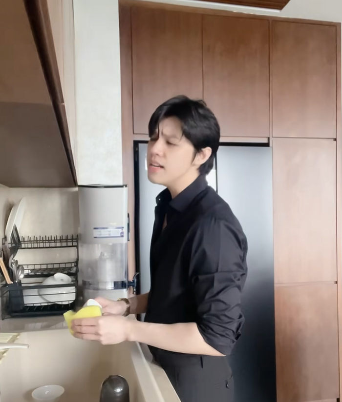 Noo Phước Thịnh vừa rửa bát vừa hát, Hồ Ngọc Hà liền để lại bình luận gây chú ý Ảnh 1
