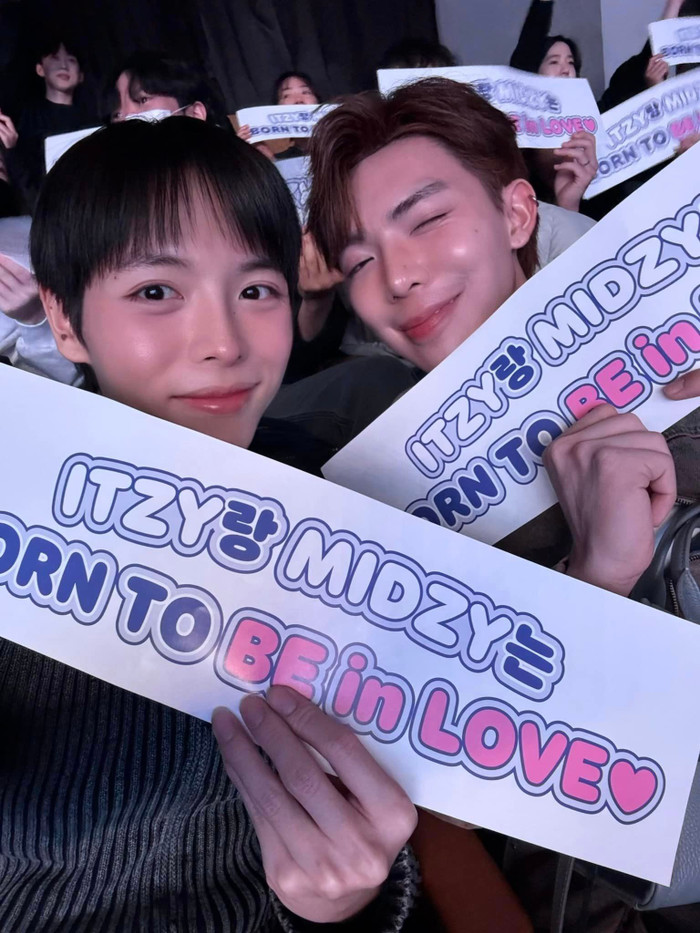 Cả hai hào hứng checkin cùng banner của nhóm 