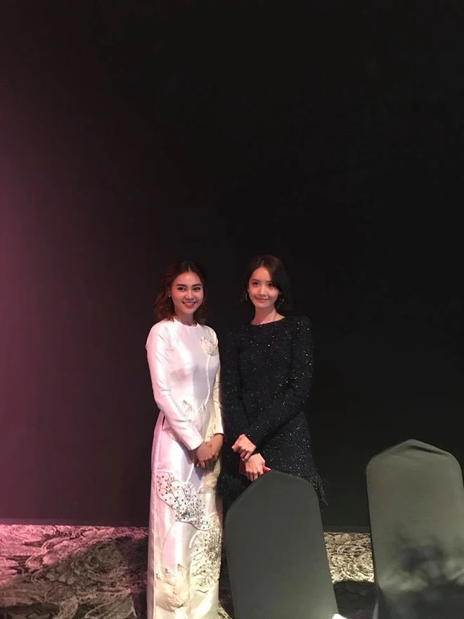 Ca sĩ nổi tiếng Yoona ăn mặc đơn giản, thanh lịch, đọ vẻ tươi trẻ với Ninh Dương Lan Ngọc.