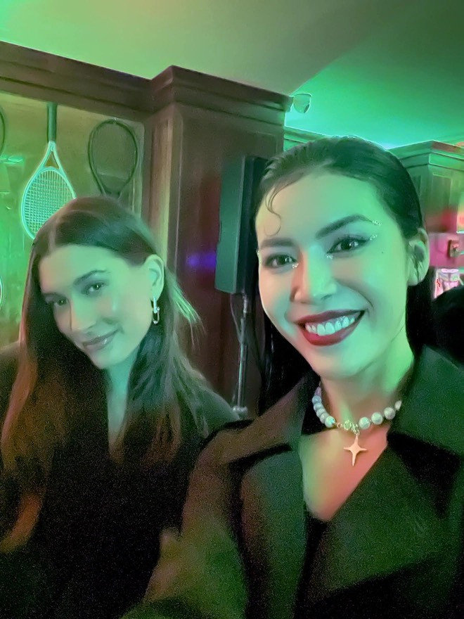 Minh Tú đọ sắc bên bà xã Justin Bieber. Xuất hiện trong khung ảnh, nữ siêu mẫu Việt nhận được nhiều lời khen bởi thần sắc rạng rỡ. Xuất hiện chung khung hình với ngôi sao đình đám, người đẹp chẳng hề lép vế.