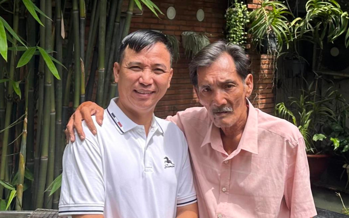 Nhạc sĩ Tô Hiếu (bên trái) được cho là cưu mang Thương Tín suốt 2 năm qua.