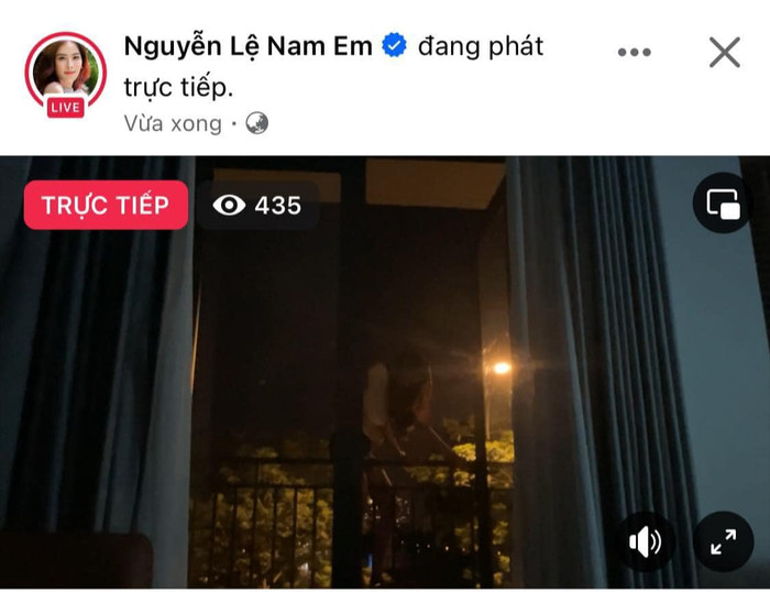 Hình ảnh Nam Em leo ra ban công khi livestream khiến nhiều người lo lắng cho sức khỏe tinh thần của cô.