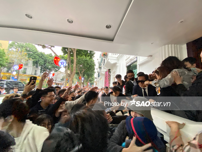 Một số người hâm mộ la hét vì bị ngạt thở giữa đám đông ra sức lấy giấy có chữ ký của NTK Thái Công.