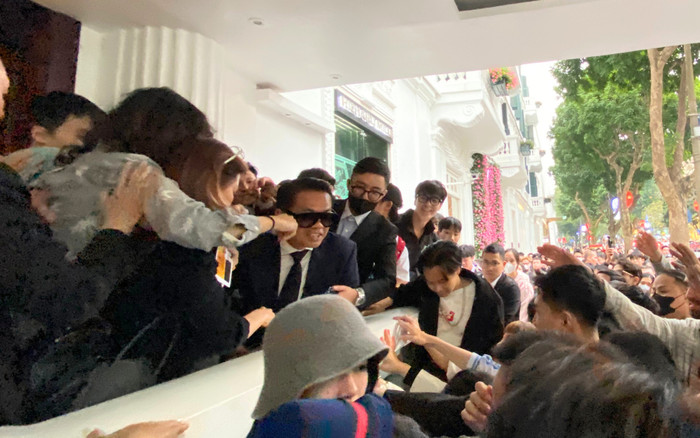 NTK Thái Công họp fan tại Hà Nội: Đám đông xếp hàng, chen chúc đến nghẹt thở Ảnh 2