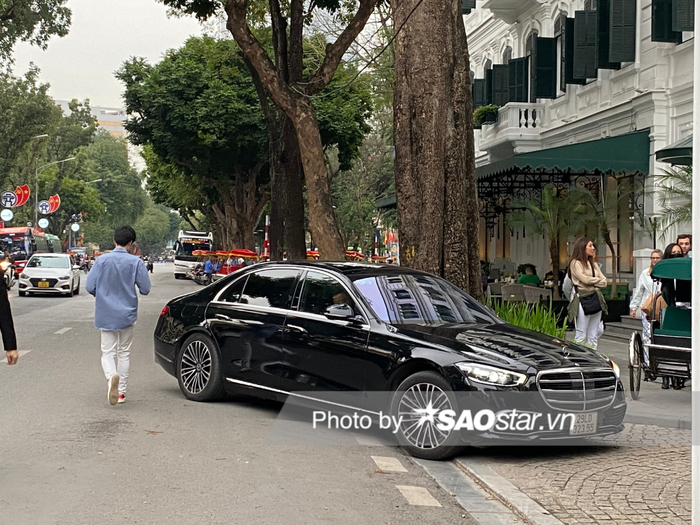 NTK Thái Công được hộ tống bằng một chiếc xe ô tô sang trọng