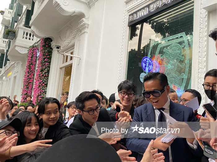 NTK Thái Công bất ngờ trước sự săn đón của người hâm mộ.