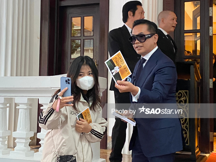 NTK Thái Công vui vẻ chụp hình với người hâm mộ sau khi ổn định lại đám đông.