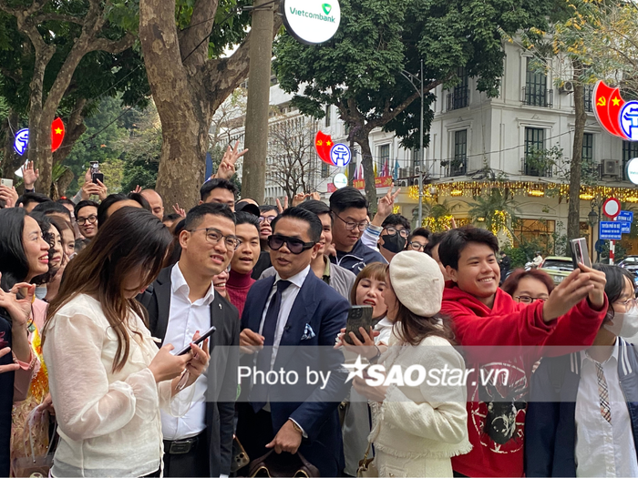 Khi vừa bước xuống xe ô tô, NTK Thái Công đã chủ động đến chào hỏi, bắt tay và vui vẻ chụp ảnh với người hâm mộ