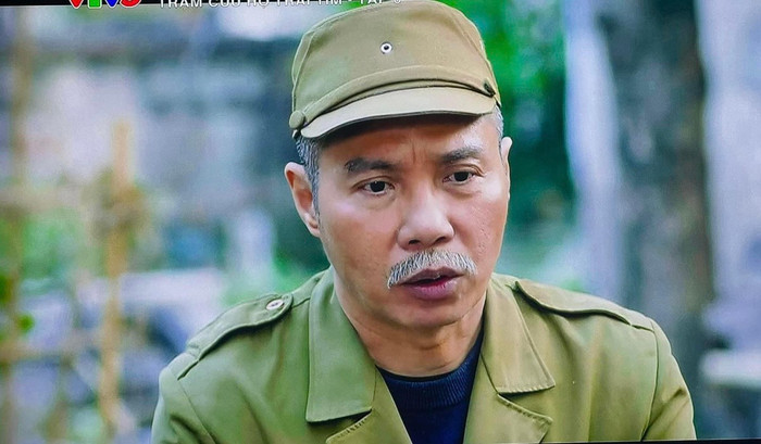 NSND Công Lý vào vai người ông khiếm thị của bé Chi. 