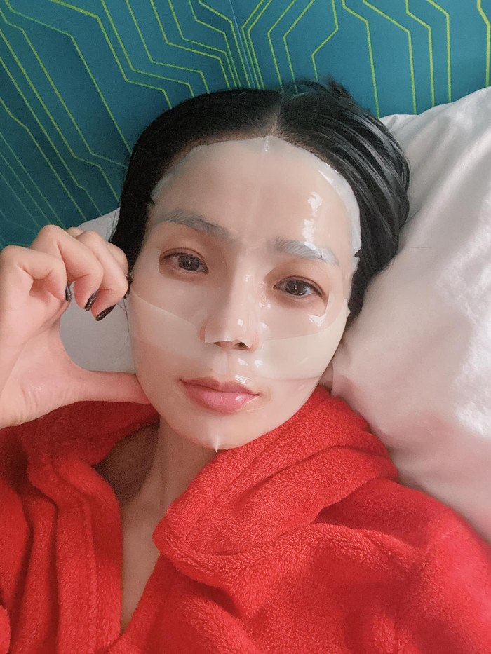 Lệ Quyên chăm sóc da mặt bằng phương pháp đắp mặt nạ thường xuyên.