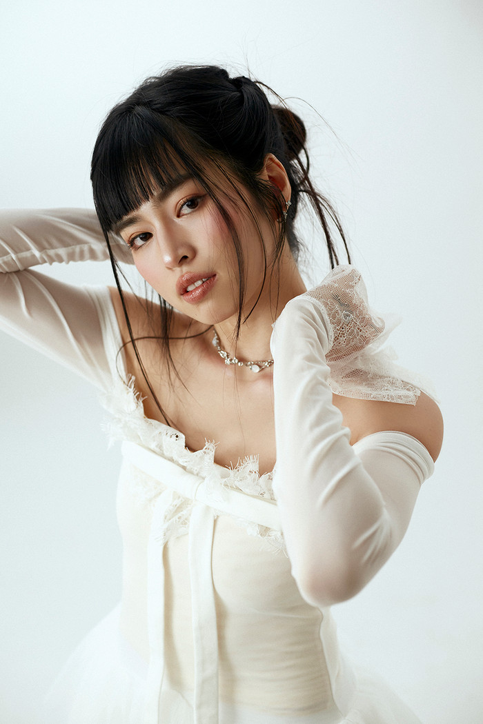 Khánh Vân thể hiện thần thái đầy cuốn hút.