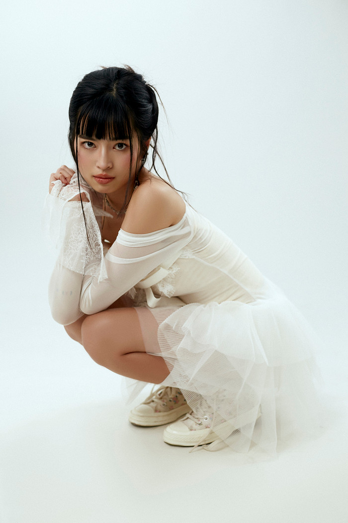 Nữ diễn viên phá cách với đầm trắng, giày sneaker.
