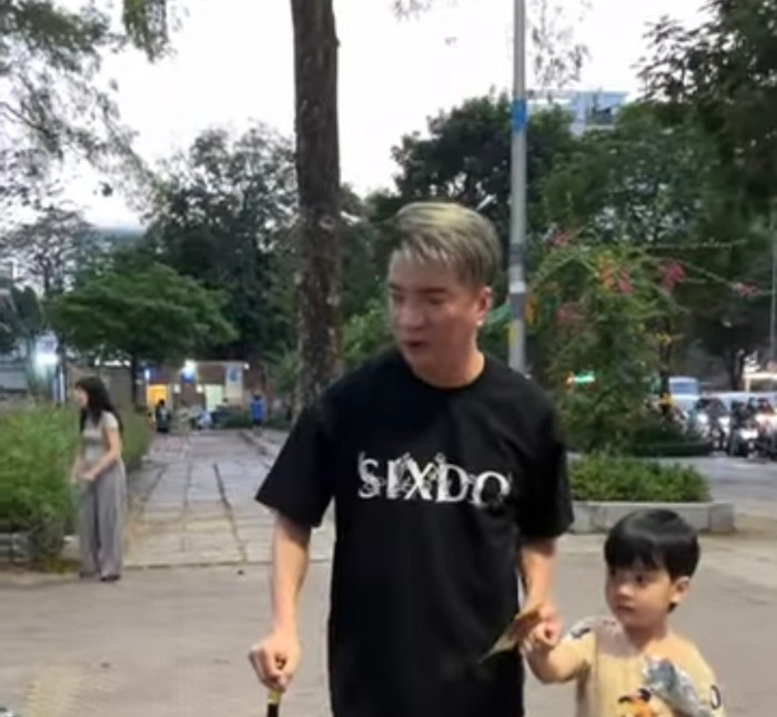  Đàm Vĩnh Hưng đưa con trai đi cùng để chia sẻ tình thương cho quý tử hiểu rõ. 