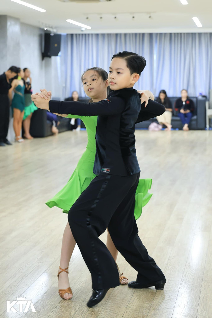 Vợ chồng Khánh Thi - Phan Hiển nhiều lần đưa Kubi đi thi đấu trong và ngoài nước. Cậu bé đã gặt hái một số thành tựu nhất định khiến bố mẹ vô cùng tự hào. Ảnh: KTA