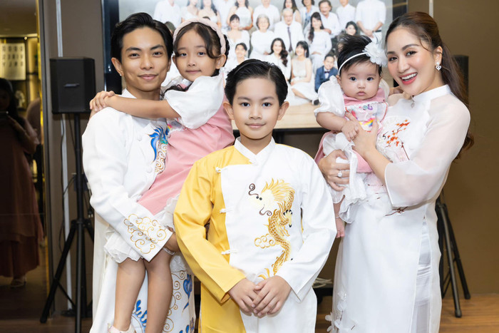 Dàn nhóc tỳ nhà Khánh Thi - Phan Hiển đều được bố mẹ hết mực quan tâm, chăm bẵm. Ảnh: FBNV