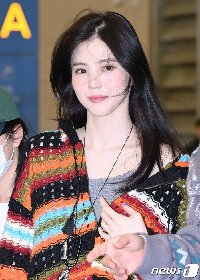 Han So Hee lần đầu lộ diện sau ồn ào đời tư đã thể hiện tâm trạng ổn định, vui vẻ và liên tục khoe nhẫn trước giới truyền thông. Ảnh: News1