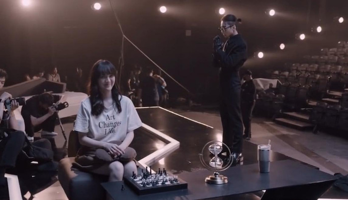 Hải Tú trong một đoạn clip hậu trường quay MV của Sơn Tùng.