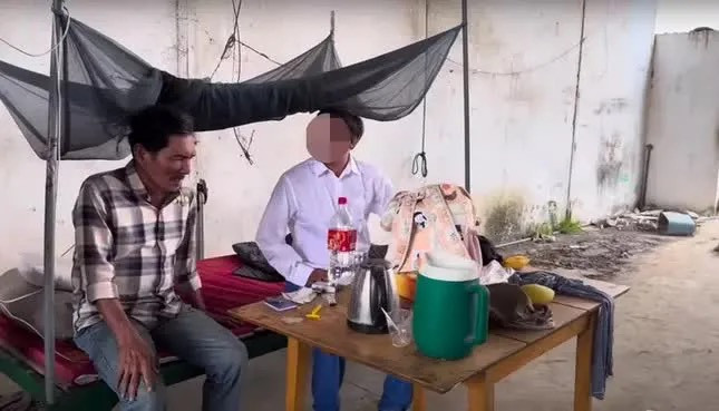 Thương Tín sống nhờ trong căn nhà bỏ hoang.