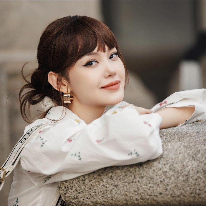 Khi thử đeo tóc mái giả, Minh Hằng nhận được phản hồi tích cực từ người hâm mộ. Ảnh: FBNV