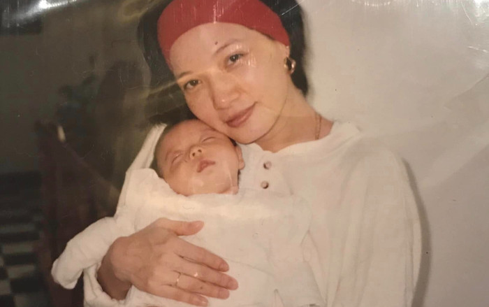 NSND Lê Khanh kể chuyện sinh con: Bình tĩnh trang điểm, xịt nước hoa khi trở dạ Ảnh 2