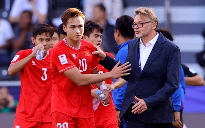 'Cạm bẫy' ở Bung Karno và điểm yếu của HLV Troussier Ảnh 2