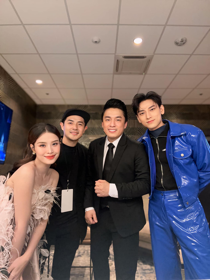 Đứng chung khung hình với Isaac, Ông Cao Thắng nhưng vẫn không thấy rõ sự chênh lệch tuổi tác của Lam Trường.