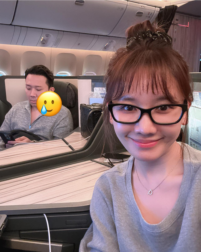 Hari Won đăng ảnh 'check in' trên chuyến bay dài qua Mỹ cùng Trấn Thành. Cô được nhiều khán giả khen ngợi vì vể ngoài 'hack tuổi'.