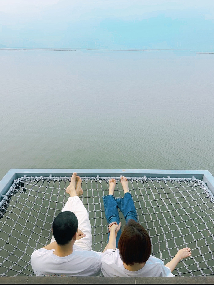 Hình ảnh mới nhất của Hương Giang và bạn trai giấu mặt. Ảnh: FBNV