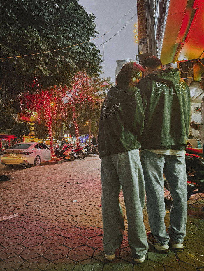 Hương Giang khoe ảnh mặc áo đôi với bạn trai khi đi dạo phố. Ảnh: FBNV