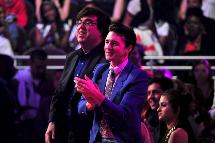 Drake Bell (áo vest xanh) từng bị cấp dưới của 'ông trùm' có hành vi nhạy cảm.