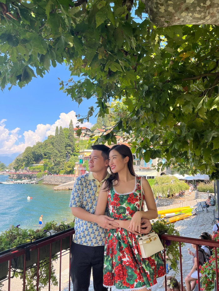 Làm dâu nhà hào môn, Đỗ Mỹ Linh được lòng mọi người trong gia đình chồng.