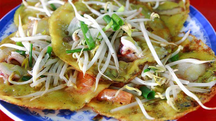Bánh xèo là đặc sản được yêu thích ở Vạn Ninh