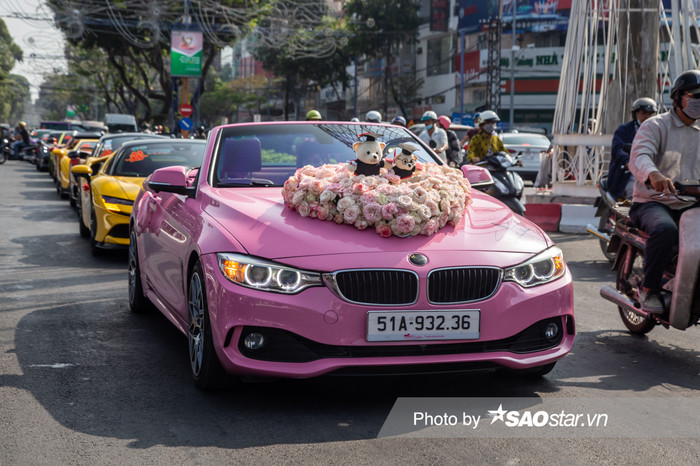 Số lượng lớn xe di chuyển cùng lúc khiến cung đường đoàn xe đi qua không tránh khỏi ùn tắc.
