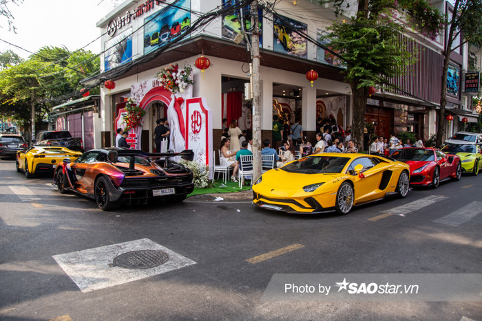 Sự xuất hiện của dàn siêu xe đủ sắc màu khiến con hẻm nhỏ trở nên đông đúc và náo nhiệt, thu hút sự chú ý của người dân hiếu kì.