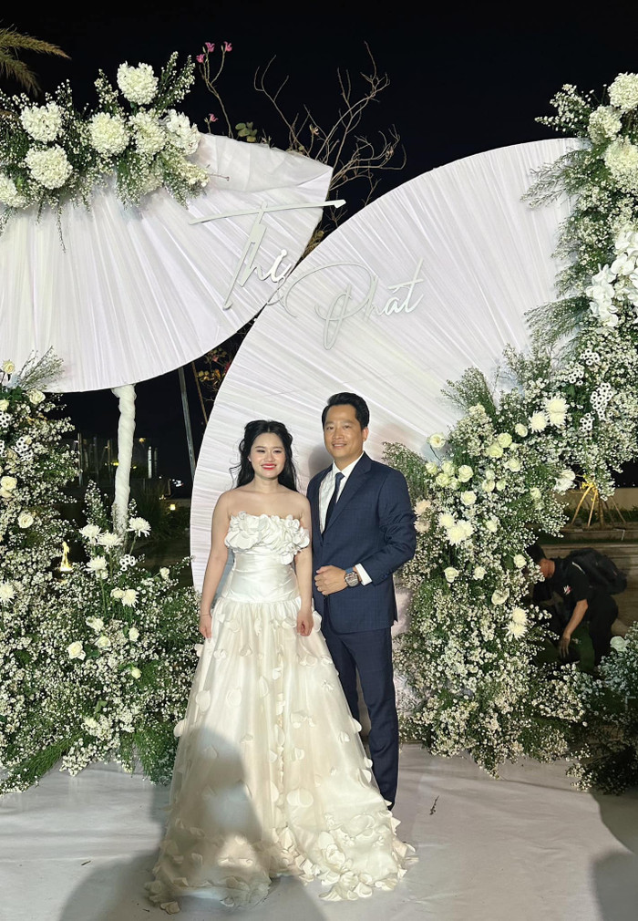 Vợ chồng người bạn này cũng là bố mẹ nuôi của cô dâu. Thế nên nhân ngày đặc biệt của con gái nuôi, anh đã quyết định mang đến 11 chiếc siêu xe, xe sang để hỗ trợ chú rể đưa nàng về dinh.